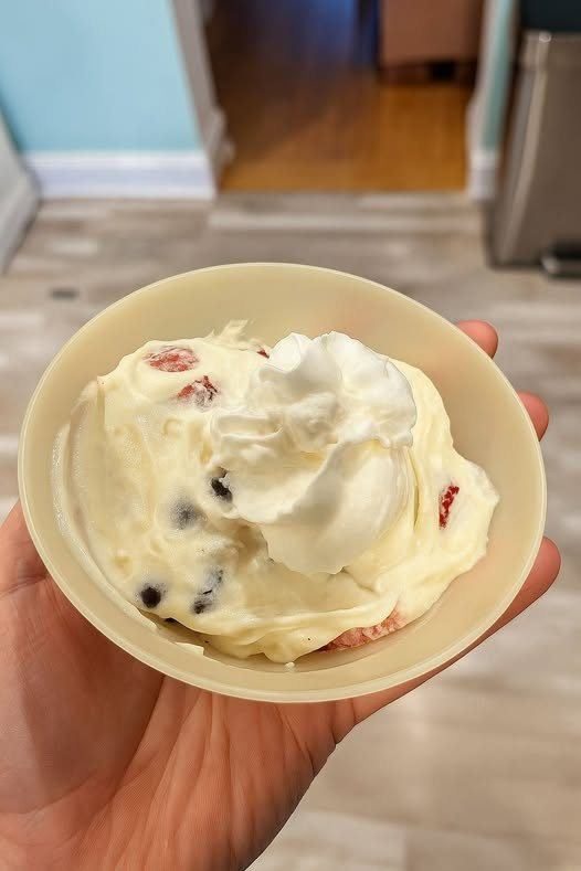 0-Point Sweet Tooth Yogurt Bowl (WW Friendly Dessert)