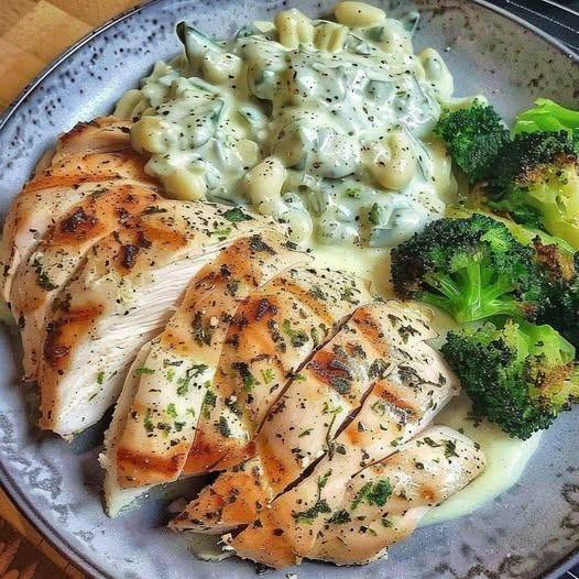 Garlic Ranch Chicken & Creamy Alfredo Broccoli (WW Friendly)